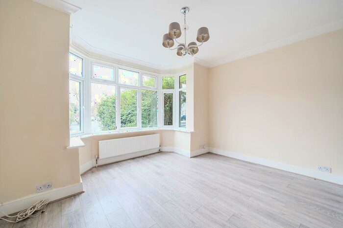 2 Bedroom Apartment To Rent In Finchley Road, Golders Green, NW11