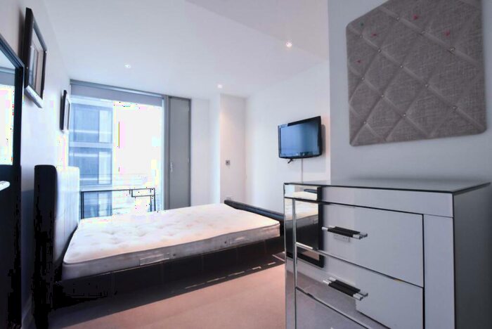1 Bedroom Flat For Sale In Landmark West Tower, Marsh Wall, London, E14