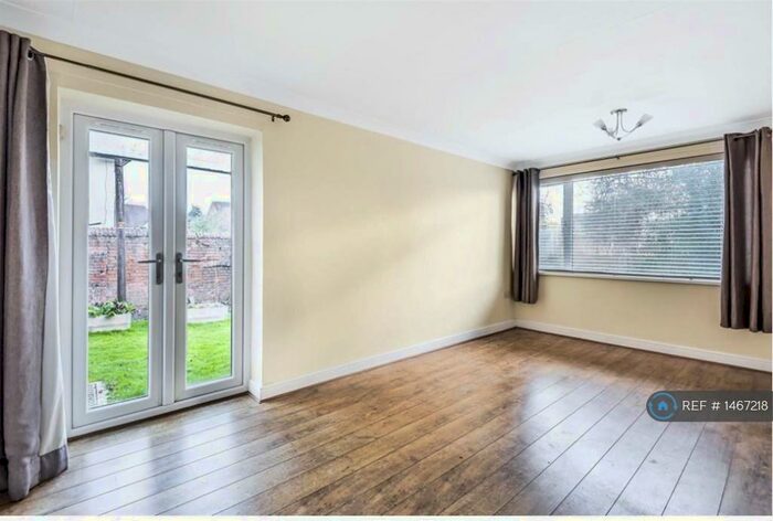 2 Bedroom Flat To Rent In Victoria Close, Stratford-Upon-Avon, CV37