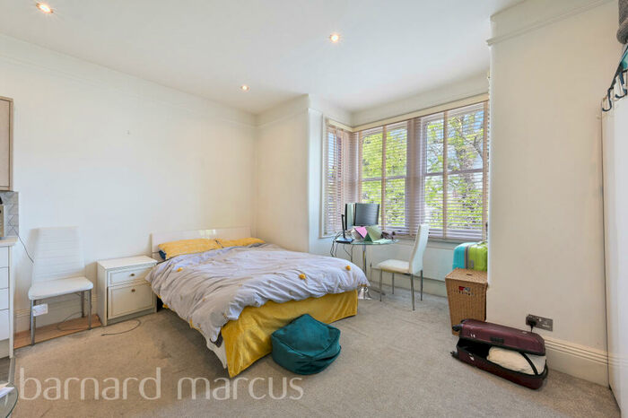 Flat To Rent In Cranes Park, Surbiton, KT5