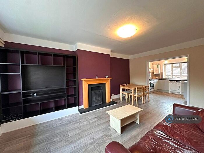 3 Bedroom Flat To Rent In Off East End Road, London, N2