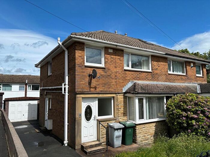 3 Bedroom House To Rent In Cornfield Avenue, Huddersfield, HD3