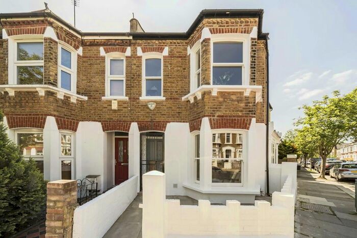 3 Bedroom Flat To Rent In Vespan Road, London, W12
