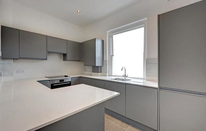 3 Bedroom Flat To Rent In Old Oak Road, Acton, London, W3
