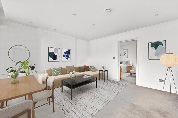 3 Bedroom Duplex For Sale In Almington Street, London, N4