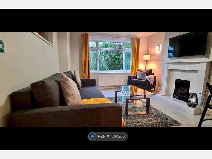 2 Bedroom Semi-Detached House To Rent In Greystone Mount, Leeds, LS15