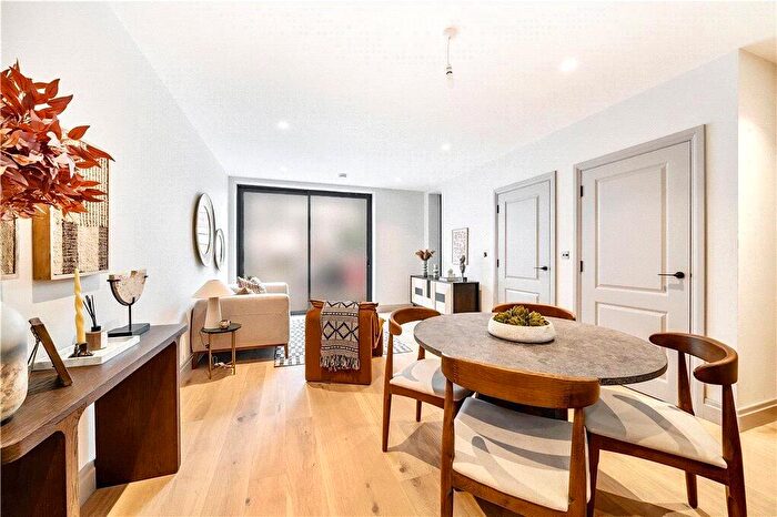 4 Bedroom End Of Terrace House For Sale In Lynwood Close, London, E18