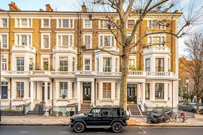 3 Bedroom Flat To Rent In Marloes Road, Kensington, W8