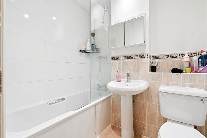 2 Bedroom Flat For Sale In Chaucer Way, South Wimbledon, SW19