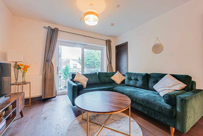 1 Bedroom Flat For Sale In Fairfax Drive, Westcliff-On-Sea, SS0