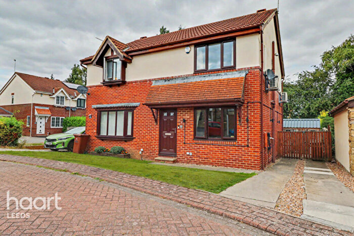 3 Bedroom Semi-Detached House For Sale In Hopefield Way, Leeds, LS26
