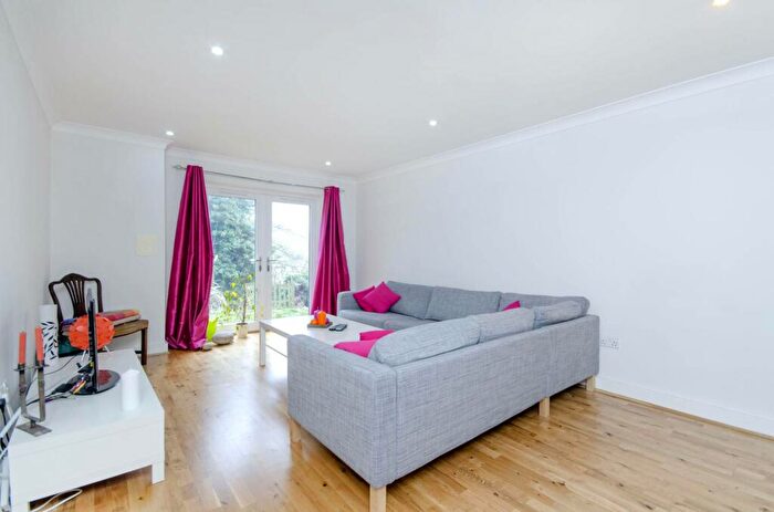 2 Bedroom Flat To Rent In Overhill Road, East Dulwich, London, SE22