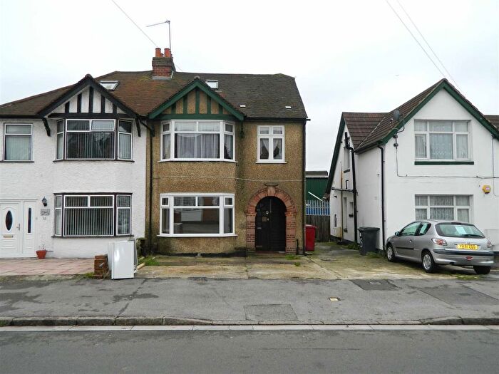 1 Bedroom Flat To Rent In Lake Avenue, Slough, SL1