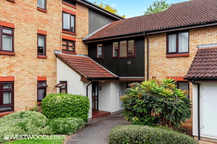 Apartment To Rent In King Arthur Court, Cheshunt, EN8