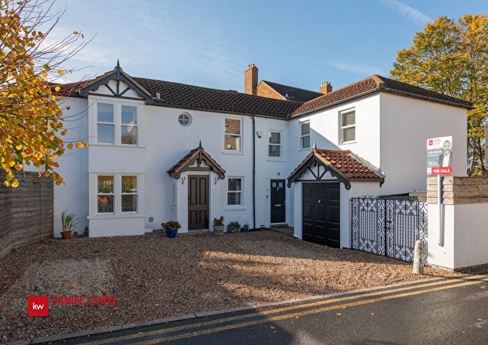 3 Bedroom Semi Detached House For Sale In The Square, Woodford Green, IG8