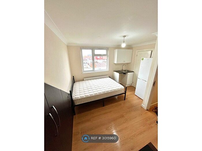 Studio To Rent In Greenland Crescent, Southall, UB2