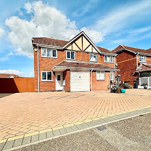 3 Bedroom Semi-Detached House To Rent In Hillesden Avenue, Bedford, MK42
