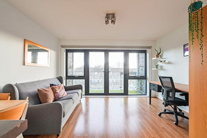 1 Bedroom Flat To Rent In Windsor Court, Bow, London, E3