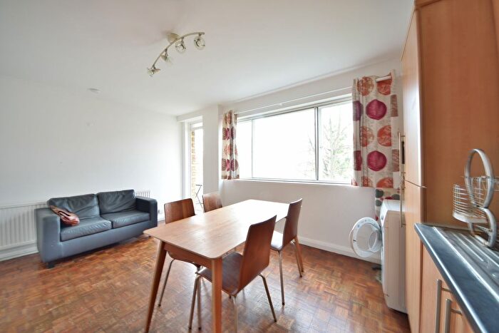 3 Bedroom Flat To Rent In Pemberton Gardens, Archway, London, N19