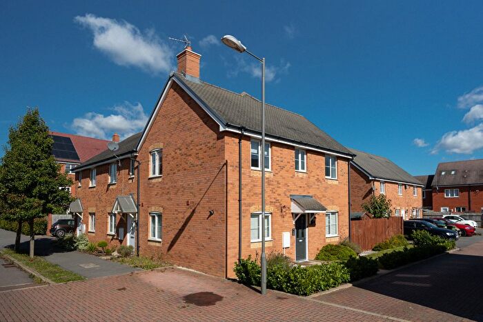 3 Bedroom Semi-Detached House To Rent In Alma Street, Aylesbury, Buckinghamshire, HP18