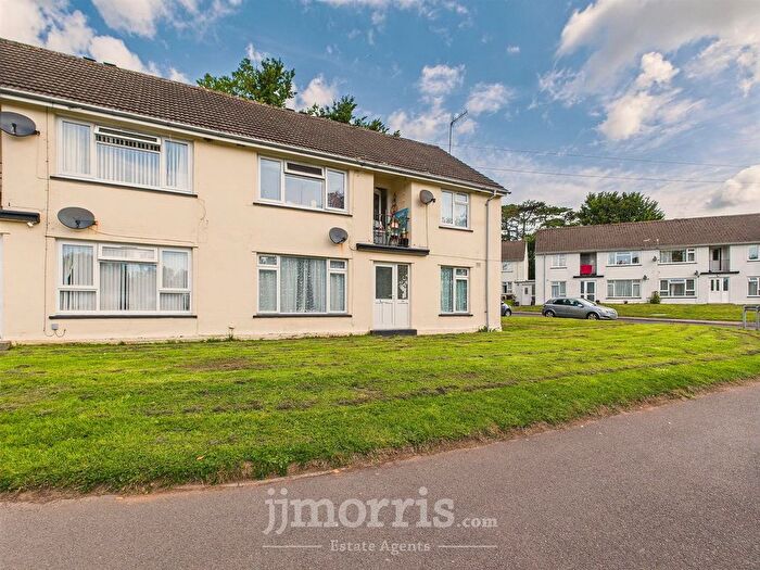 2 Bedroom Flat For Sale In Churchill Close, Tenby, SA70