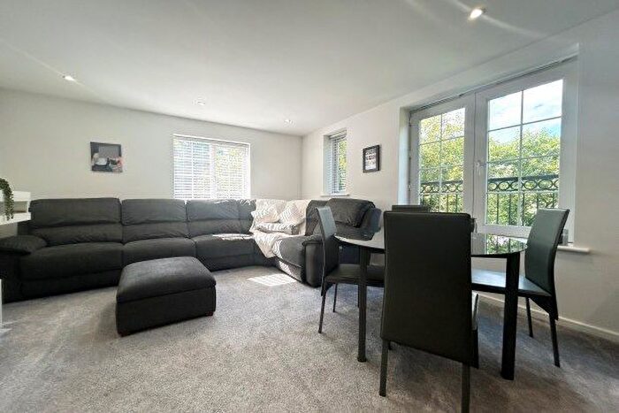 2 Bedroom Flat To Rent In Douglas Chase, Manchester, M26