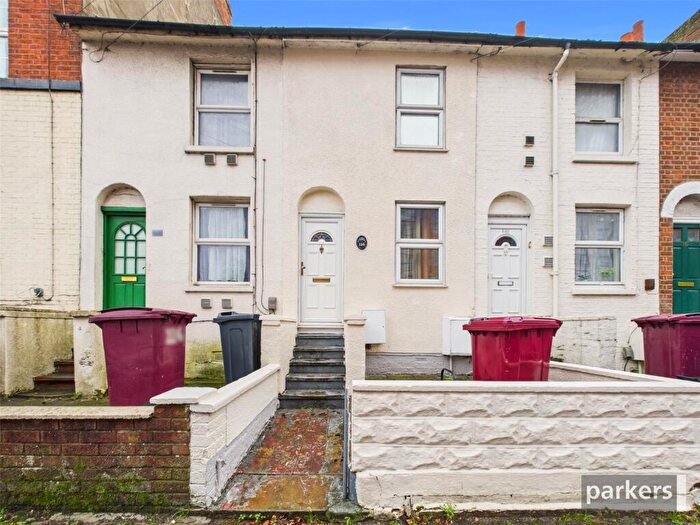 3 Bedroom Terraced House For Sale In Queens Road, Reading, Berkshire, RG1