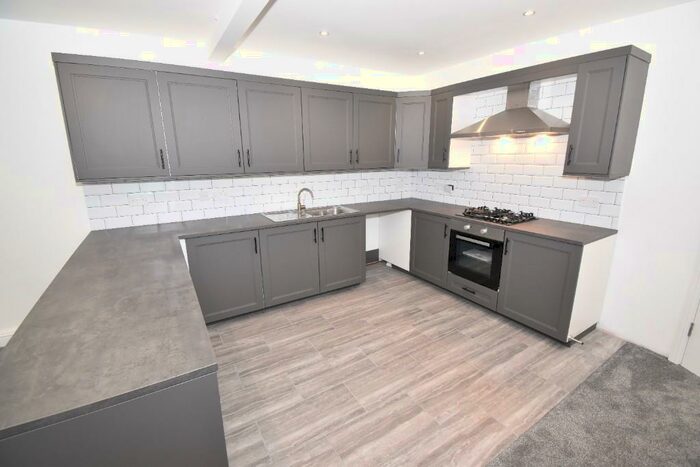 3 Bedroom Apartment To Rent In Manchester Road, Huddersfield, West Yorkshire, HD7