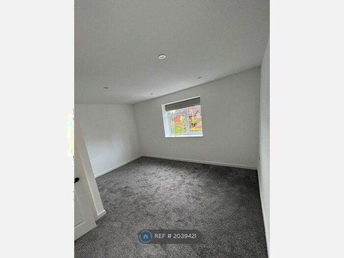 2 Bedroom Flat To Rent In Cobham Road, Leatherhead, KT22