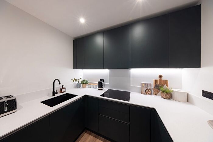 2 Bedroom Flat For Sale In Hawks Road, Kingston Upon Thames, KT1