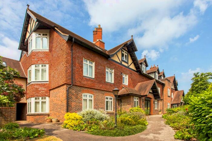 3 Bedroom Apartment To Rent In Horsham Road Guildford, GU5