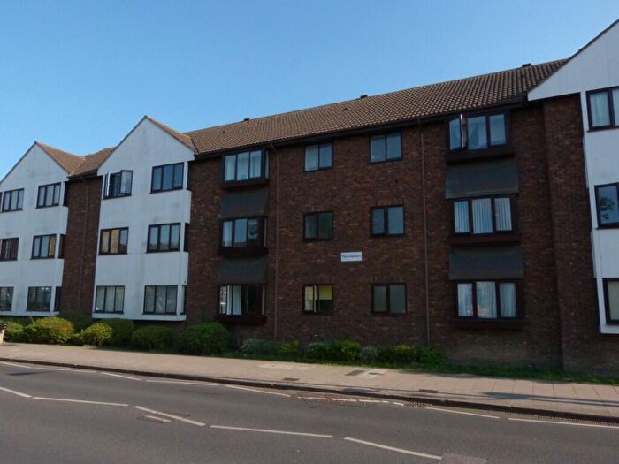 2 Bedroom Flat To Rent In Leigh Road, Leigh-On-Sea, Essex, SS9