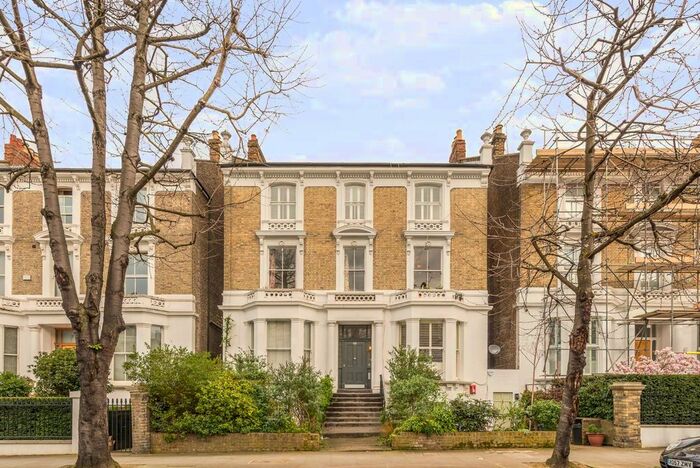 2 Bedroom Flat To Rent In Oxford Gardens, North Kensington, London, W10