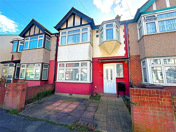 3 Bedroom Terraced House For Sale In Victoria Avenue, Hounslow, TW3