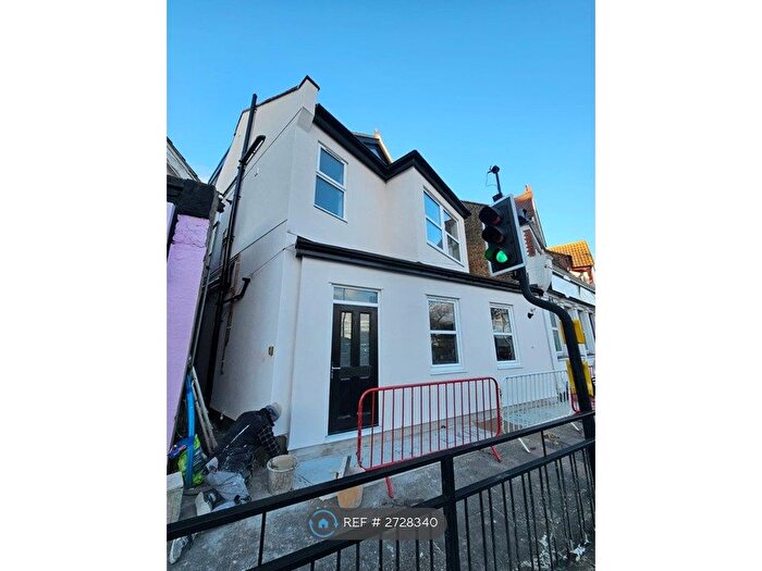 2 Bedroom Flat To Rent In London Road, Westcliff-On-Sea, SS0