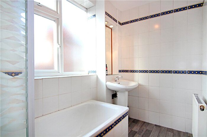 1 Bedroom Flat To Rent In Hillymead, Thornton Hill, SW19