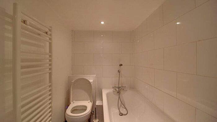 2 Bedroom Flat For Sale In The Broadway, Maidstone, ME16