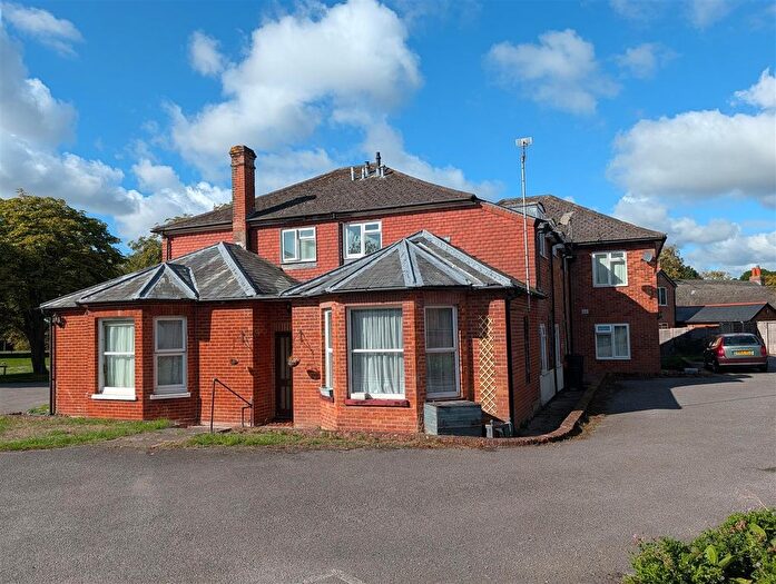 1 Bedroom Flat For Sale In Reading Road, Sherfield-On-Loddon, Hook, RG27