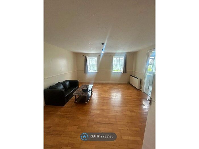2 Bedroom Flat To Rent In Downings, Newham, E6