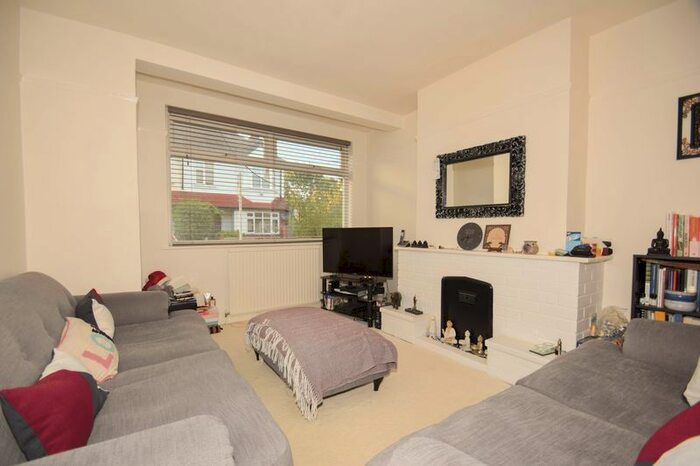 1 Bedroom Maisonette To Rent In Dinton Road, Colliers Wood, London, SW19
