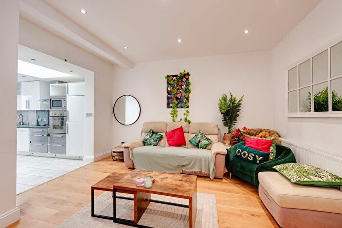 2 Bedroom Flat To Rent In Hamilton Road, Golders Green, NW11