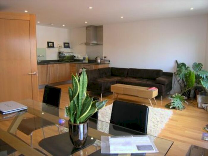 2 Bedroom Flat To Rent In Garden Walk, Shoreditch, EC2A
