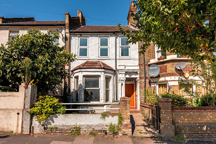 2 Bedroom Flat For Sale In Griffin Road, Plumstead, London, SE18