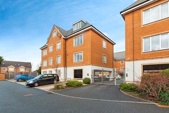 2 Bedroom Flat For Sale In Kenyon Way, Slough, SL3