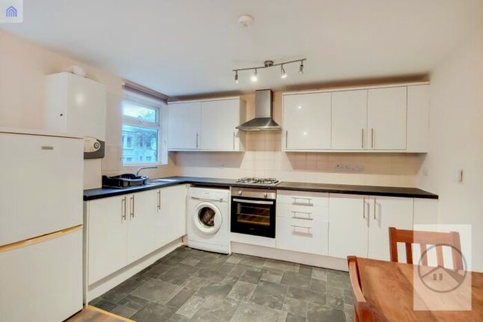 3 Bedroom Flat To Rent In Mitcham Road, London, SW17