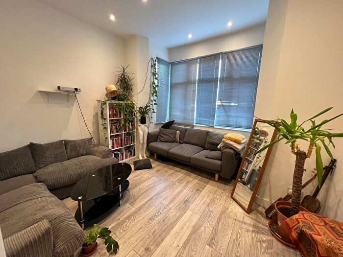 3 Bedroom Apartment To Rent In Green Lanes, London, N8