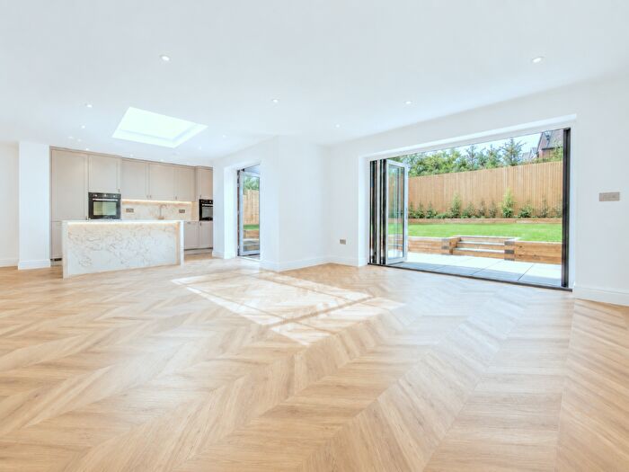 4 Bedroom Semi-Detached House For Sale In Luxury Bedroom House - Tring, HP23