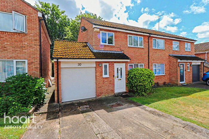 3 Bedroom Semi-Detached House For Sale In Hunting Gate, Hemel Hempstead, HP2