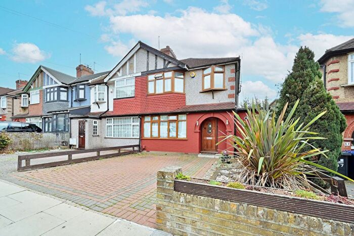4 Bedroom End Of Terrace House For Sale In The Fairway, Northolt, UB5