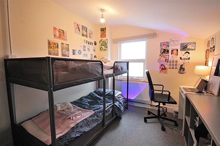 3 Bedroom Terraced House For Sale In Iddesleigh Road, Bedford, Bedfordshire, MK40